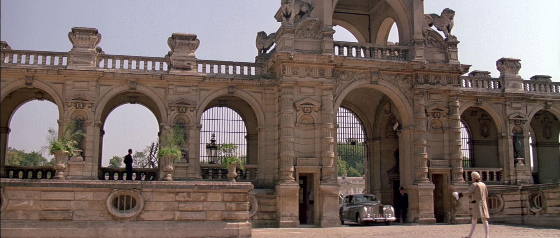 Bond enters the château