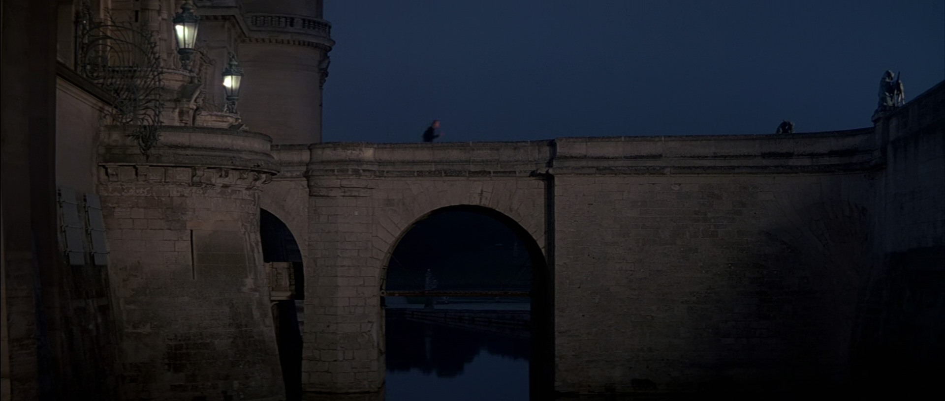 Bond races across the bridge