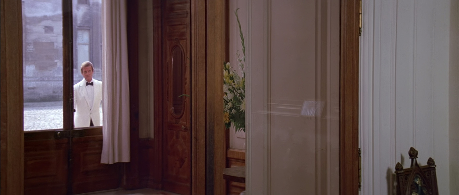 Bond outside Zorin's office